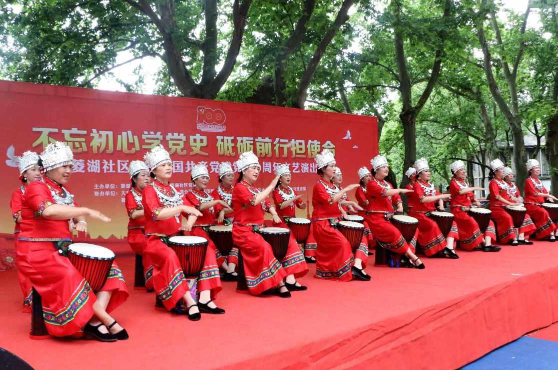 熊孩子取号机前任性取十几张号,妈妈一招化任性为家教,被狂赞!